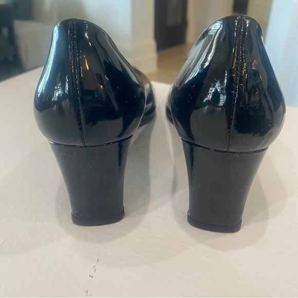 Stuart Weitzman black patent block heel. Great condition. No odors. SZ 8 - Picture 4 of 6